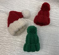 Брошь значок "Новогодняя шапочка" (2022, пряжа, 5x4, арт. 40п20) - 450 ₽