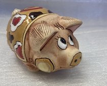 Свинка с сердечками (2025, керамика, 6x9, арт. 12п34) - 700 ₽