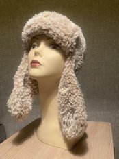 Шапочка-ушанка вязаная бежевая (2025, пряжа, 42x30, арт. 40пш35) - 3 500 ₽
