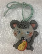 Детский кулон "Серая мышка с сыром" (2020, соленое тесто, 5x5, арт. 56П.2) - 400 ₽