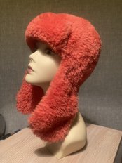 Шапочка-ушанка вязаная коралловая (2025, пряжа, 42x30, арт. 40пш34) - 3 500 ₽