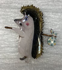 брошь "Ежик в тумане" (2026, смешанная техника, 6x6, арт. 48п52) - 550 ₽